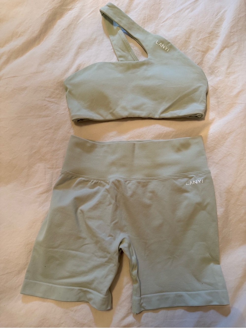 Dfyne Lanyi edit set in light green
